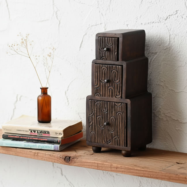  
手彫り模様が美しいウッド製の3段ミニキャビネット 