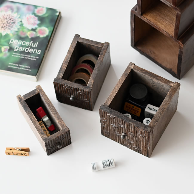  
3段の引き出しに文具やマスキングテープを収納できるミニキャビネット 