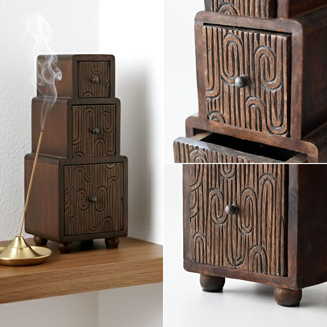  
手彫り模様と小さなアイアンのつまみが印象的なキャビネット 