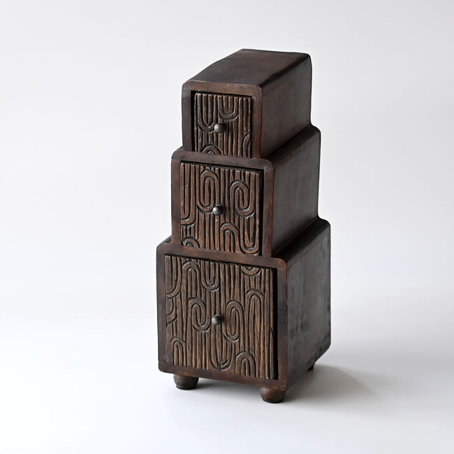  
インド製の手彫り模様が美しいウッドミニキャビネット 