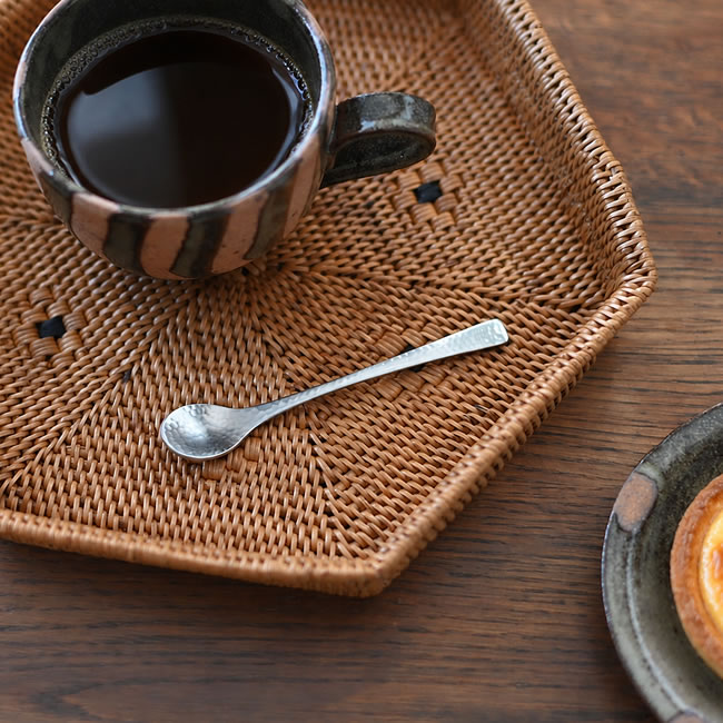 コーヒーの入ったカップと一緒にトレイに置いたなごみ槌目 デミタススプーン