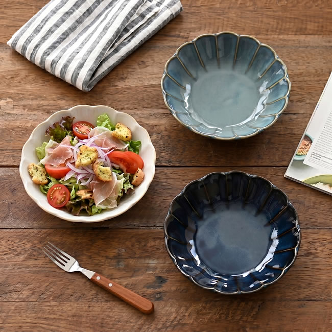 花びらのような縁取りが美しいボウルと食卓シーン