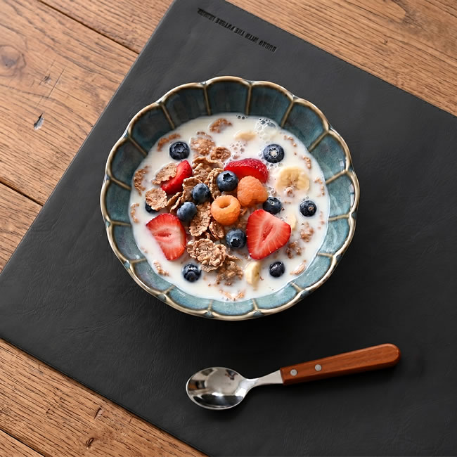 シリアルとフルーツを盛り付けたボウル