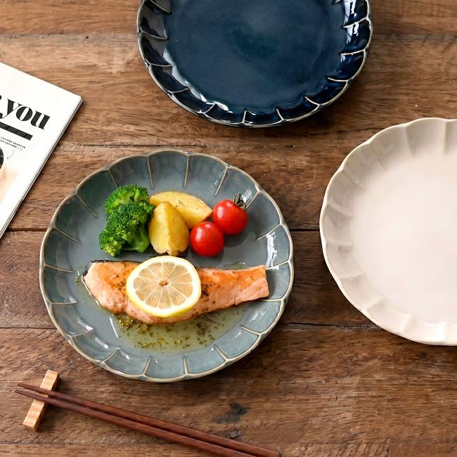 花びらのような縁取りが美しいディナープレート