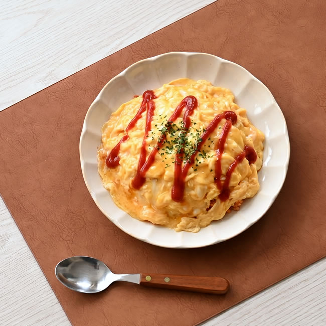 オムライスを盛り付けた上品なプレートの使用イメージ