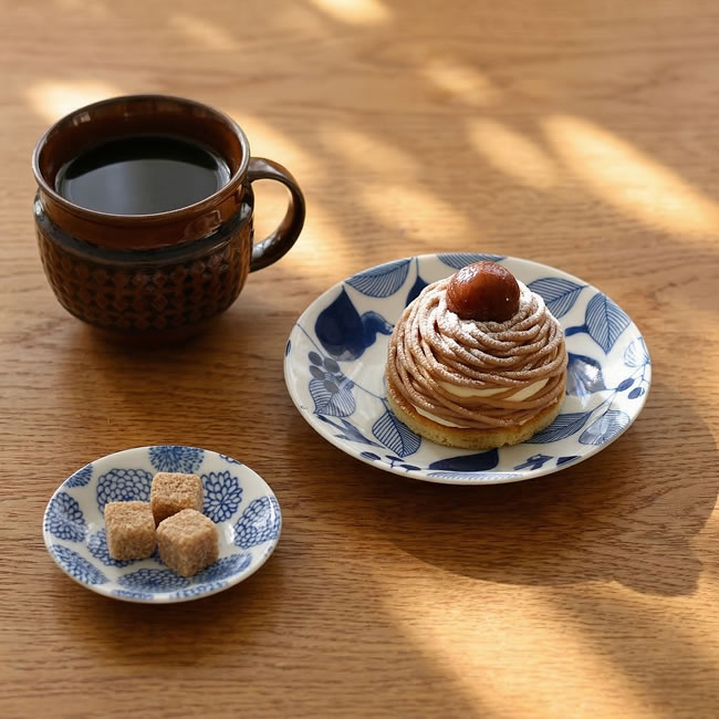 モンブランとコーヒーをのせたBotanyプレートの使用イメージ