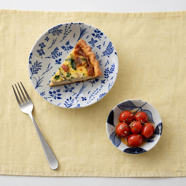 キッシュとミニトマトを盛り付けたBotanyプレートと豆皿
