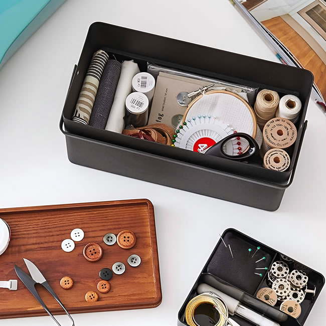  
裁縫道具をすっきり収納できるソーイングボックス内部