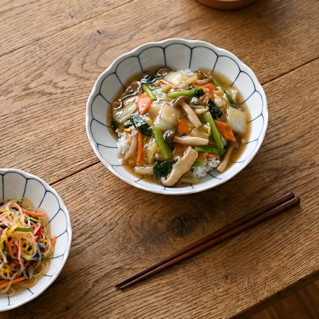  
和洋中に使える菊柄の白磁小鉢で盛り付けたあんかけ丼 