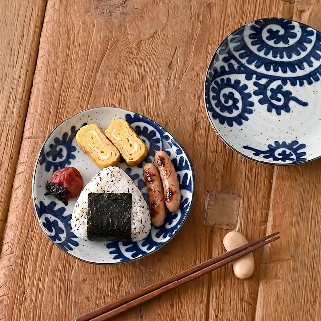太タコ唐草 5寸皿におにぎり、卵焼き、ウインナーを盛り付けた使用イメージ