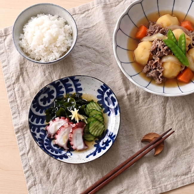 太タコ唐草 5寸皿に酢の物を盛り付けた和食の食卓イメージ
