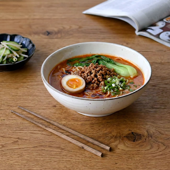  
白化粧のやさしい色合いの麺鉢 ラーメンを盛り付けた使用イメージ