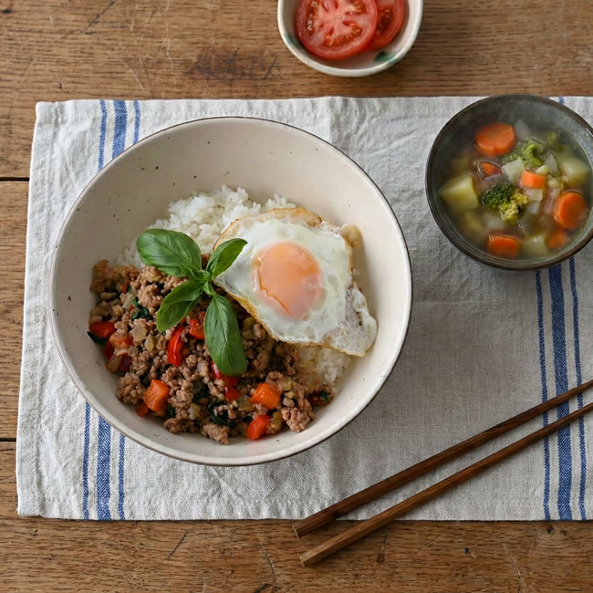  
白化粧麺鉢 ガパオライスを盛り付けたどんぶりの使用イメージ 
