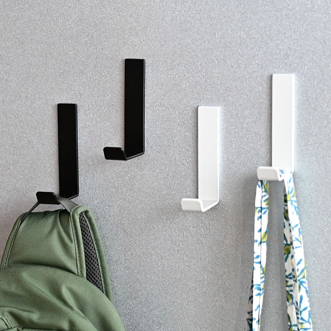  
マグネットで壁に取り付けたハンガーフックLと収納例 