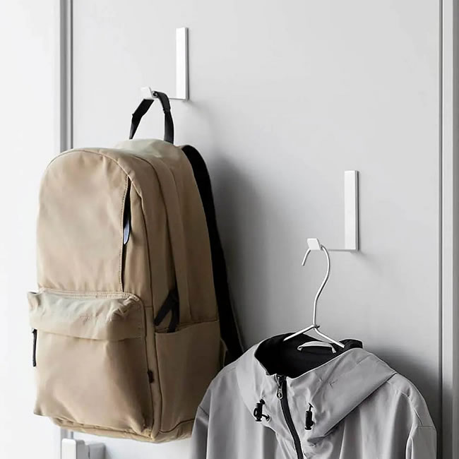  
扉に取り付けた白いハンガーフックとバッグ収納例 