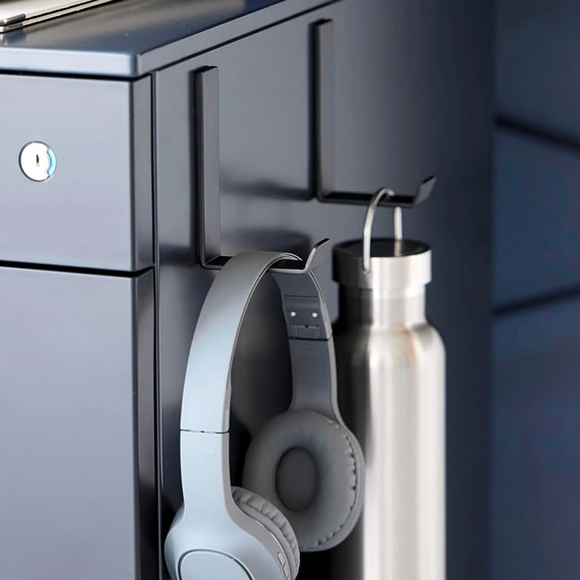  
スチールワゴンに取り付けたハンガーフックとヘッドホン収納例 