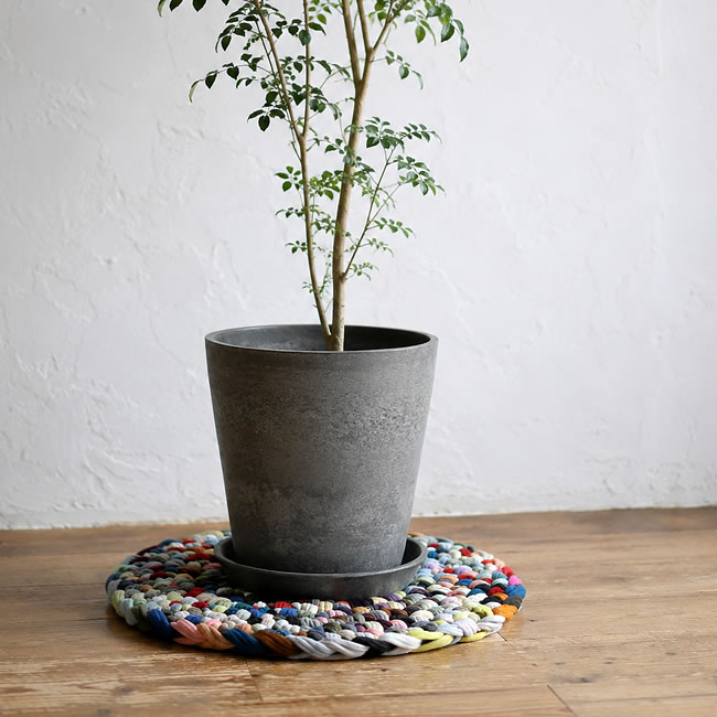 観葉植物の鉢下に敷いたSOCK LOOPチェアマット