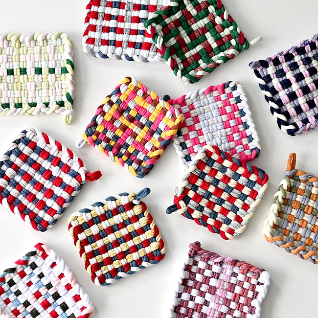 配色の異なるSOCK LOOP コースターを並べたカラーバリエーション