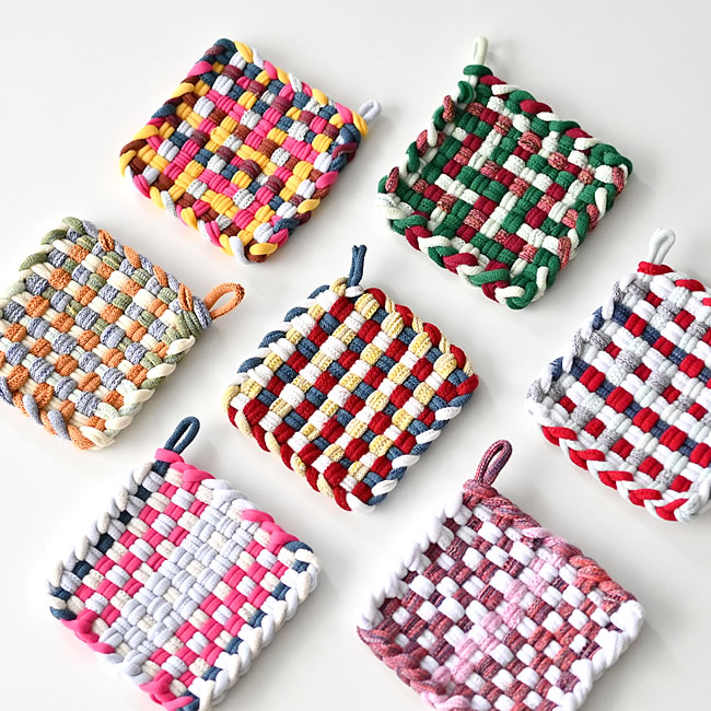 配色が1点ずつ異なるSOCK LOOP コースターのバリエーション