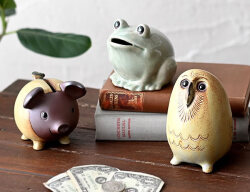 陶器の小さな貯金箱