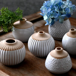 白陶の一輪ベース