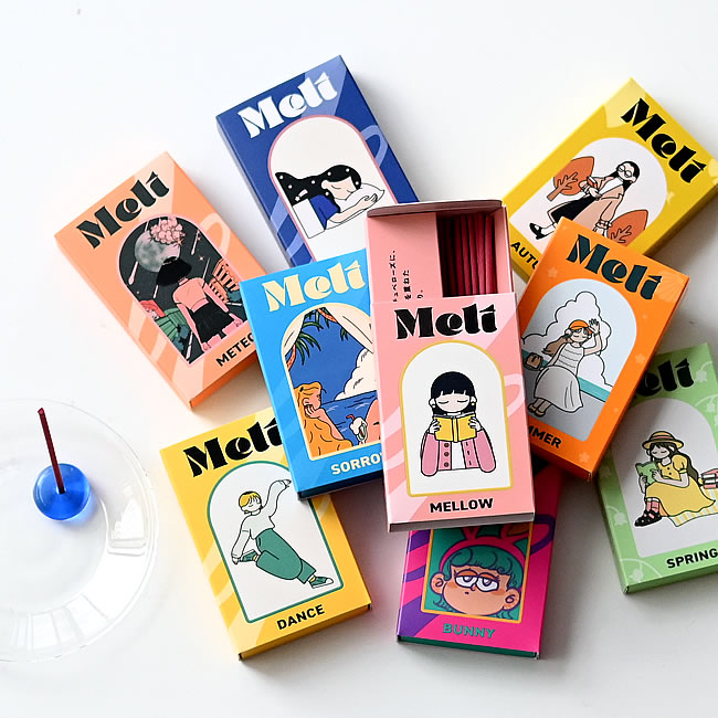 カラフルなパッケージのMeltインセンスとガラス香立て